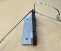 Собранные очки на алюминиевом упоре с мягкой пластиковой вставкой — идеальная фиксация для точной подгонки оправы и контроля геометрии