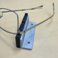 Мастер-оптик использует алюминиевый упор с пластиковой вставкой для точной сборки оправы очков — защита линз от царапин при работе