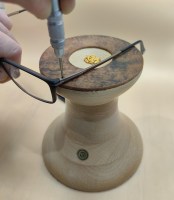 Большая ладья-упор для сборки и ремонта очков, выполненная из дерева, металла и кожи, высота 14 см, ширина 14,5 см, вес 700